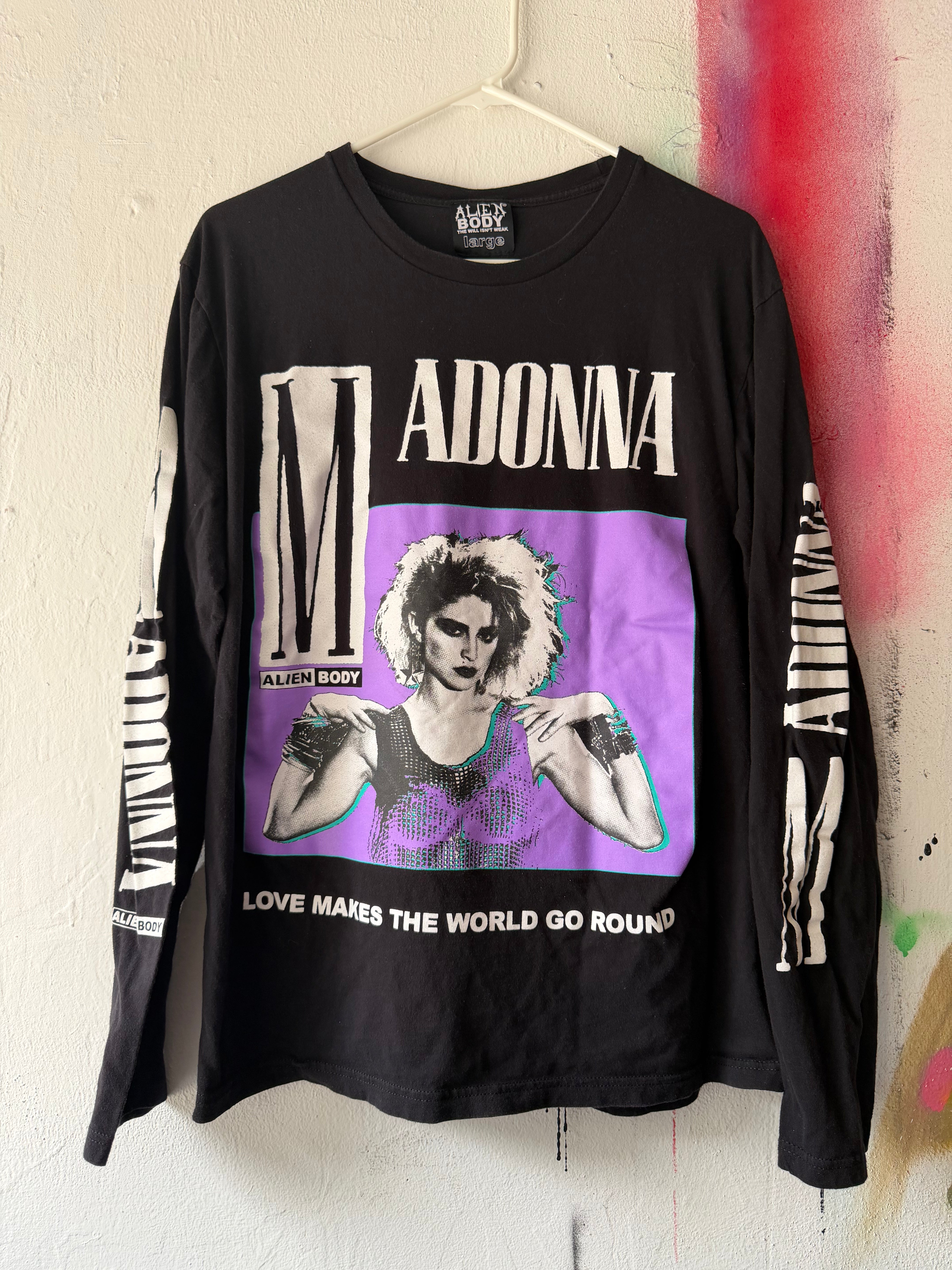 Love Makes the World Go Round longsleeve