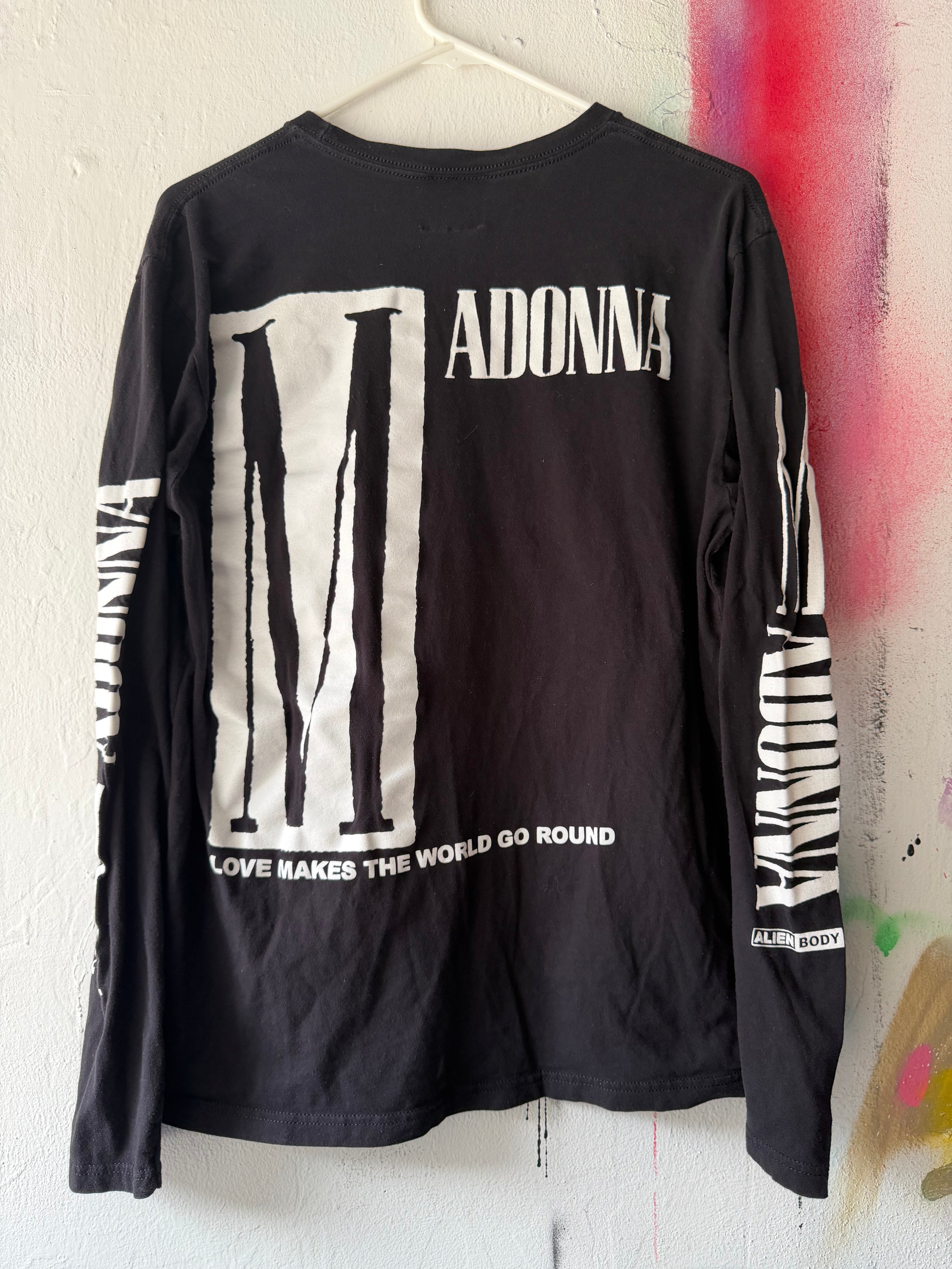 Love Makes the World Go Round longsleeve